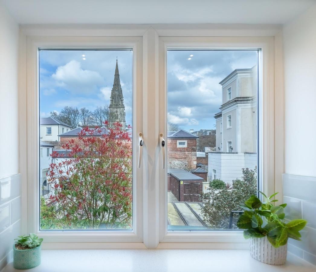 4 Bed City House With Private Garden And Parking 윈체스터 외부 사진