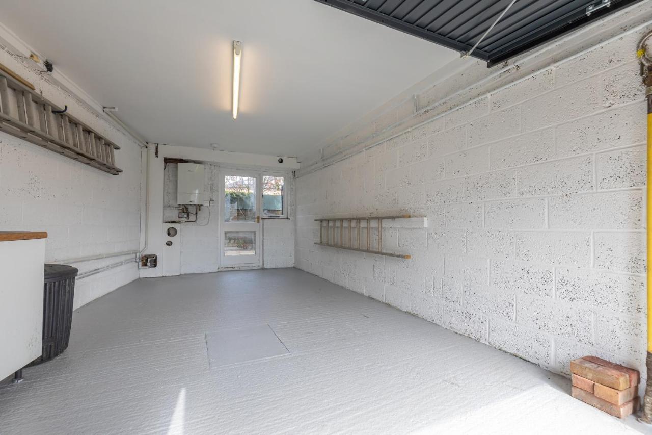 4 Bed City House With Private Garden And Parking 윈체스터 외부 사진